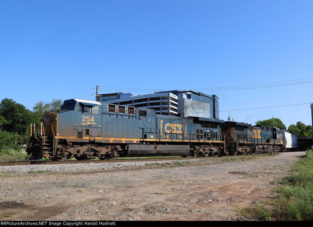 CSX 254 leads train L619-10 around the curve at Raleigh Tower